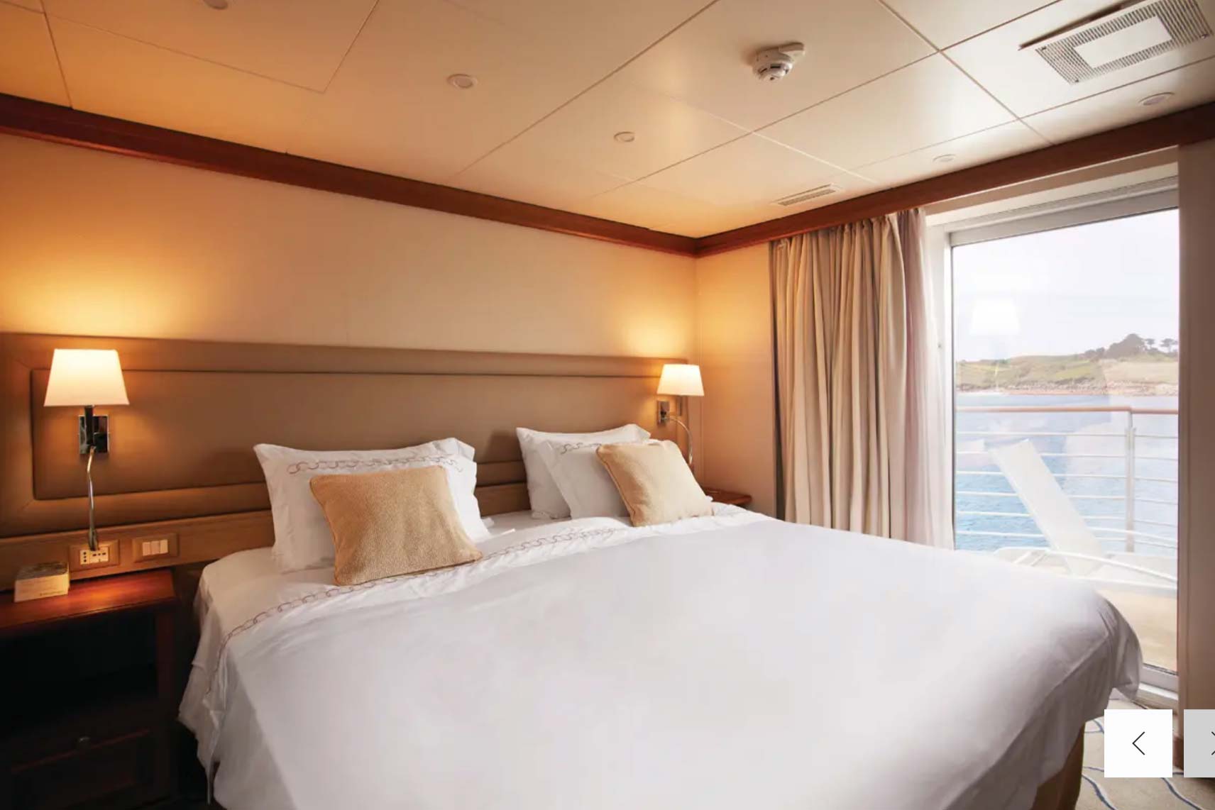 OWNERS-SUITE-King-bed-Silver-Explorer-Silversea