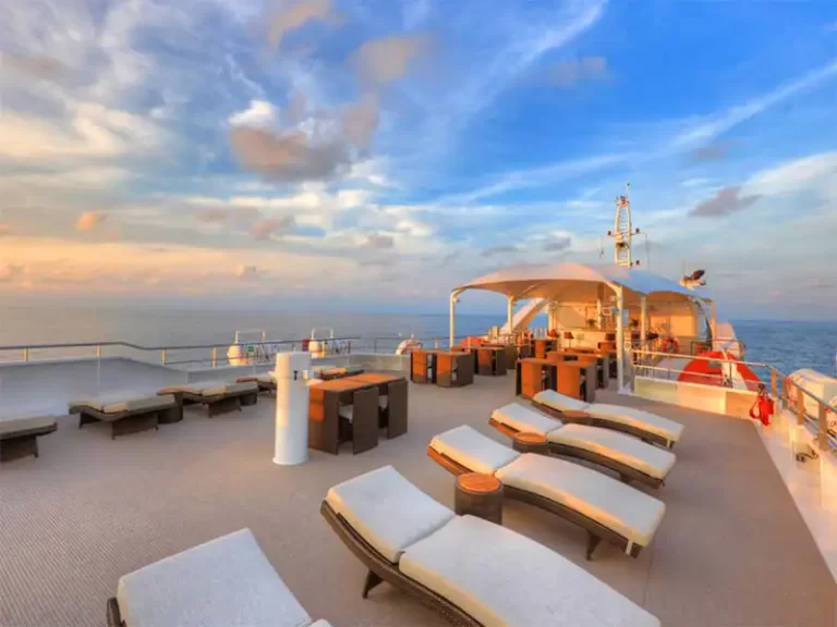 CORAL-DISCOVERER-top-deck