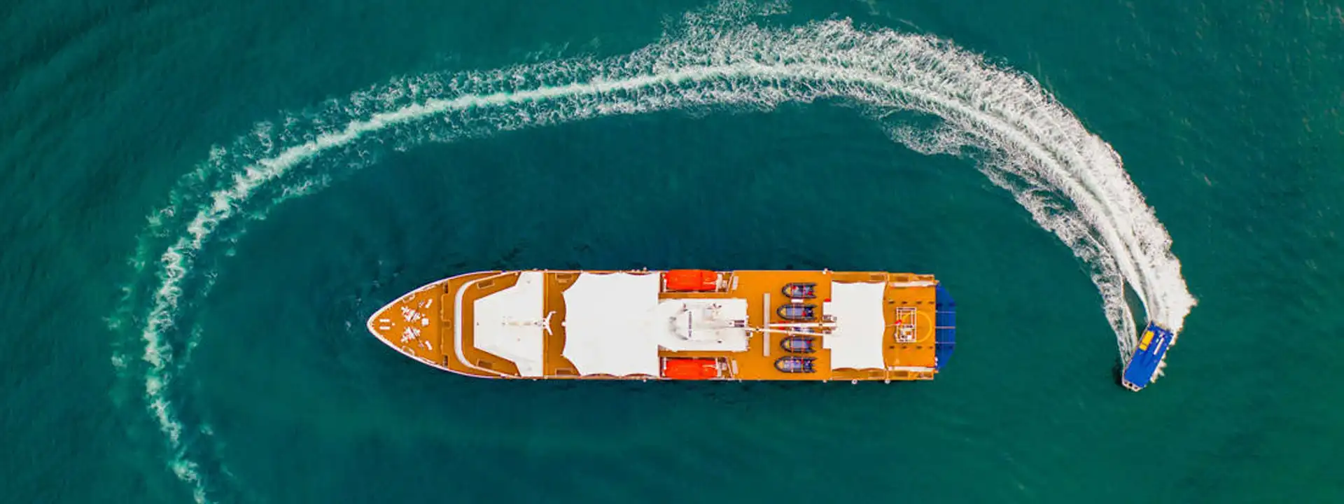 CORAL-GEOGRAPHER-Cabins-slider