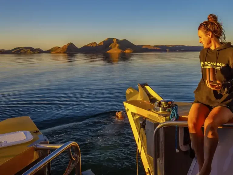 LAKE- ARGYLE- SUNSET- MAGIC- TOUR -CRUISE-image-boat