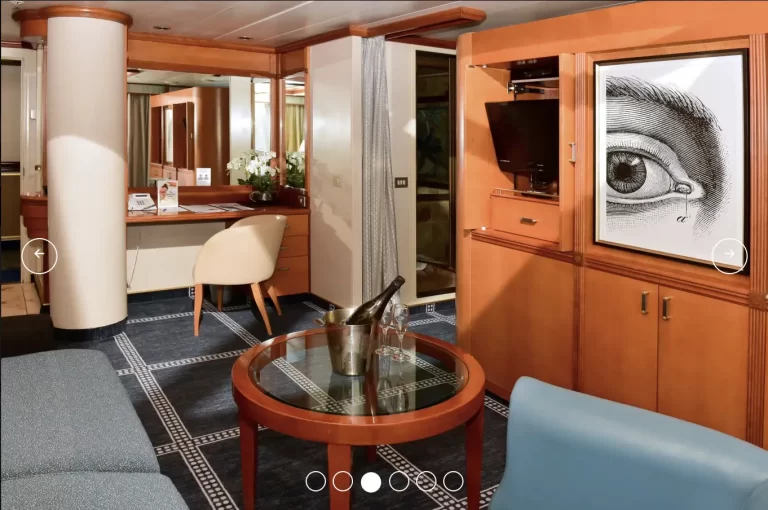PACIFIC EXPLORER Penthouse lounge champagne