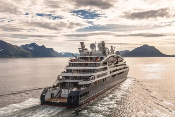 LE-SOLEAL-Kimberley-cruising-stern-view-