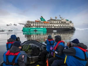 The_Sylvia_Earle_Zodiac_cruising_at_Prospect_Point_Antarctica_800px