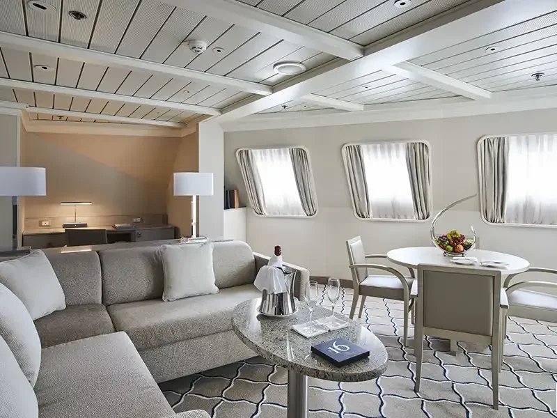 Kimberley Luxury Cruises-SILVER-CLOUD-cabins-royal-suite