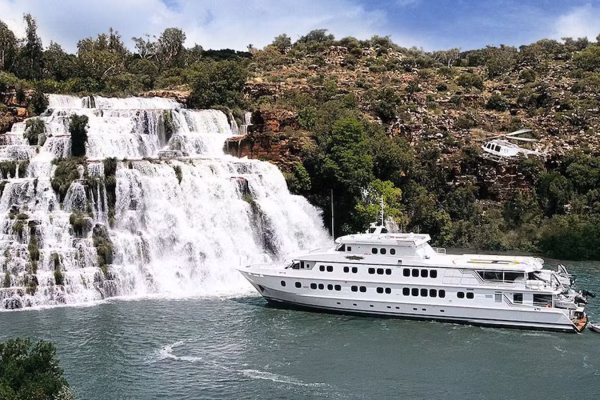 LUXURY YACHTS & CHARTER BOATS slider
