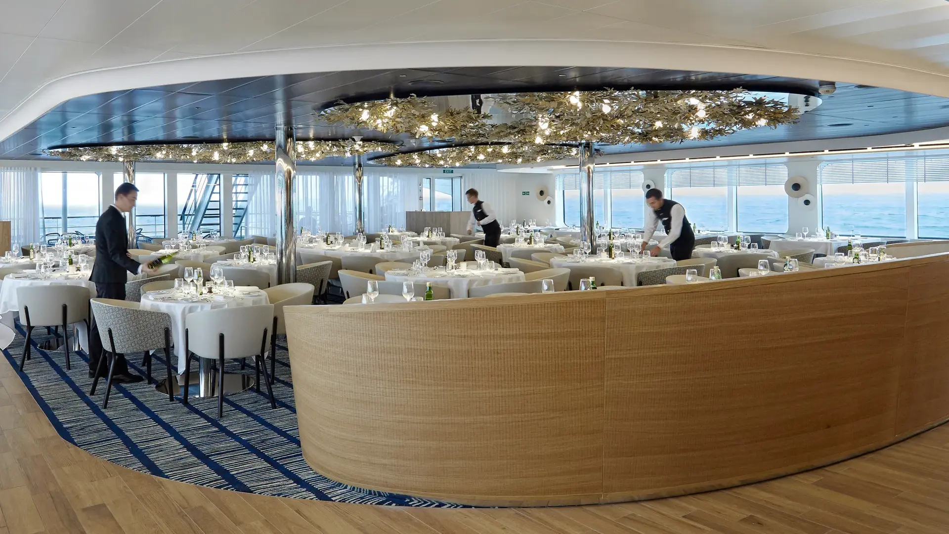 Le Jacques Cartier Dining-Laperouse_Panoramic-restaurant