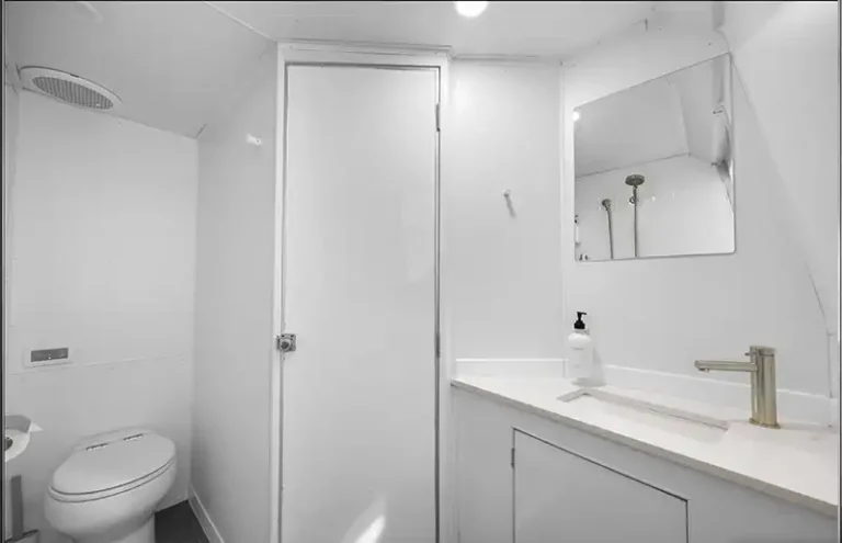 DIVERSITY II Flybridge bathroom with toilet