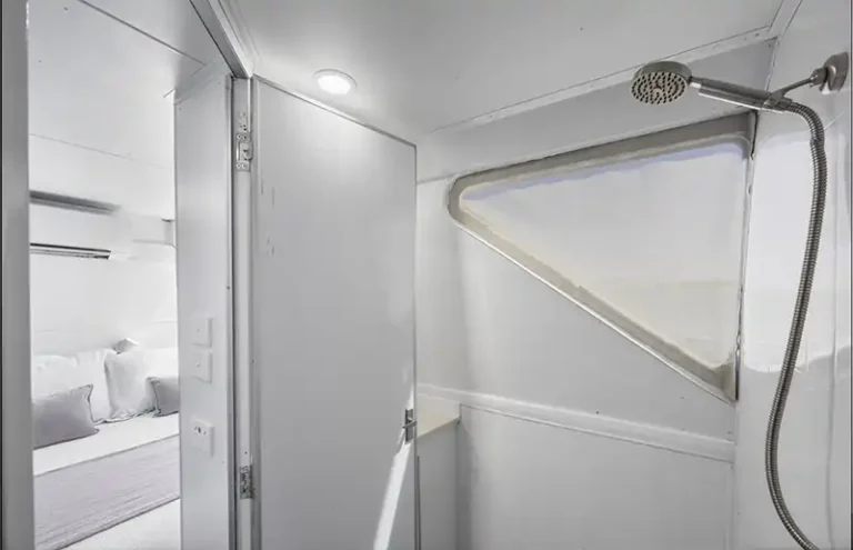 DIVERSITY II Flybridge shower en suite