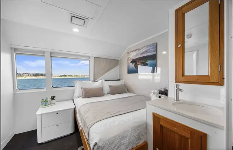 DIVERSITY II Statesman Doubnle Queen bed and windows