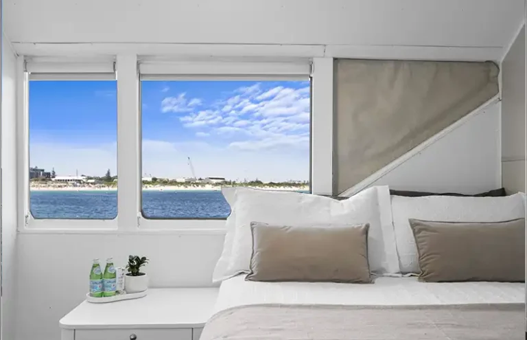 DIVERSITY II Statesman Queen Double window in cabin