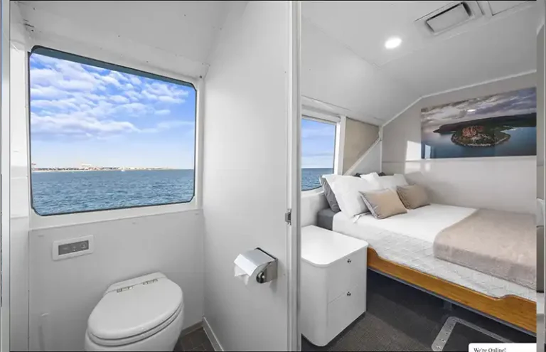 DIVESITY II Statesman Queen Double view from bathroom to bed